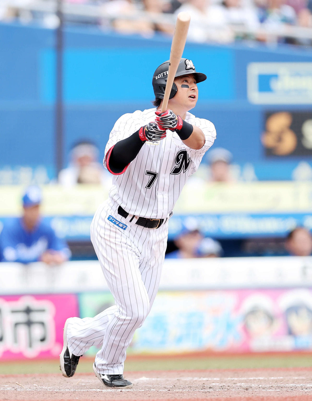 ロッテ対中日　5回裏ロッテ2死一塁、藤岡は右越え2点本塁打を放つ（撮影・鈴木正人）