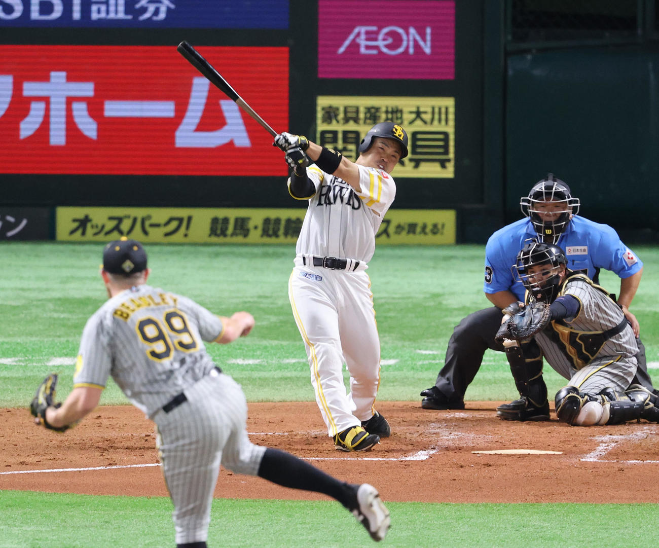 ソフトバンク対阪神　1回裏ソフトバンク2死に、三塁、近藤は左中間に先制となる3点本塁打を放つ（撮影・梅根麻紀）