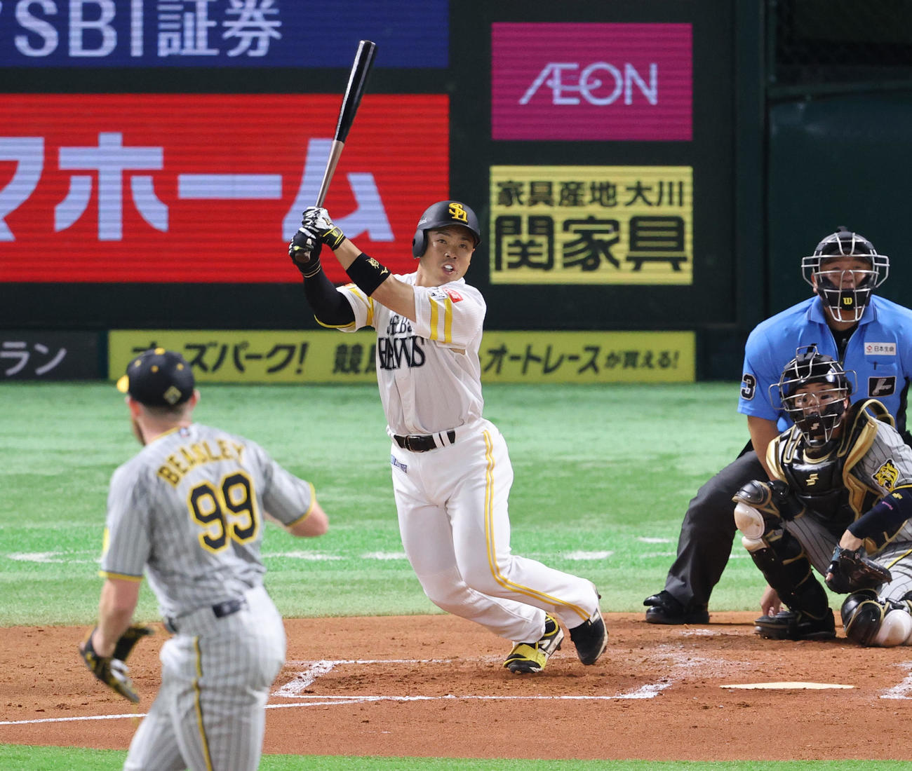 ソフトバンク対阪神　1回裏ソフトバンク2死に、三塁、近藤は左中間に先制となる3点本塁打を放つ（撮影・梅根麻紀）