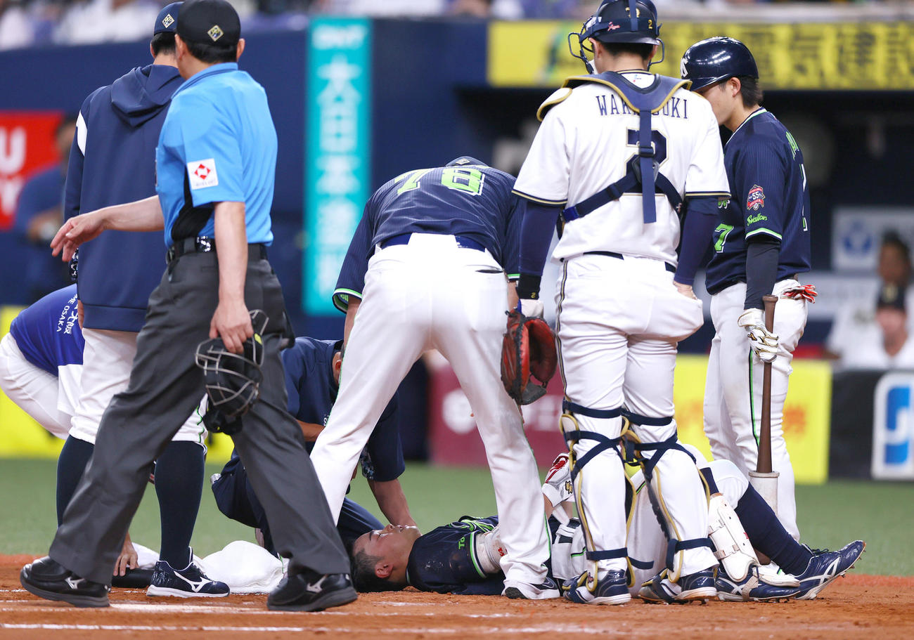 14日のオリックス戦で死球を受ける丸山和