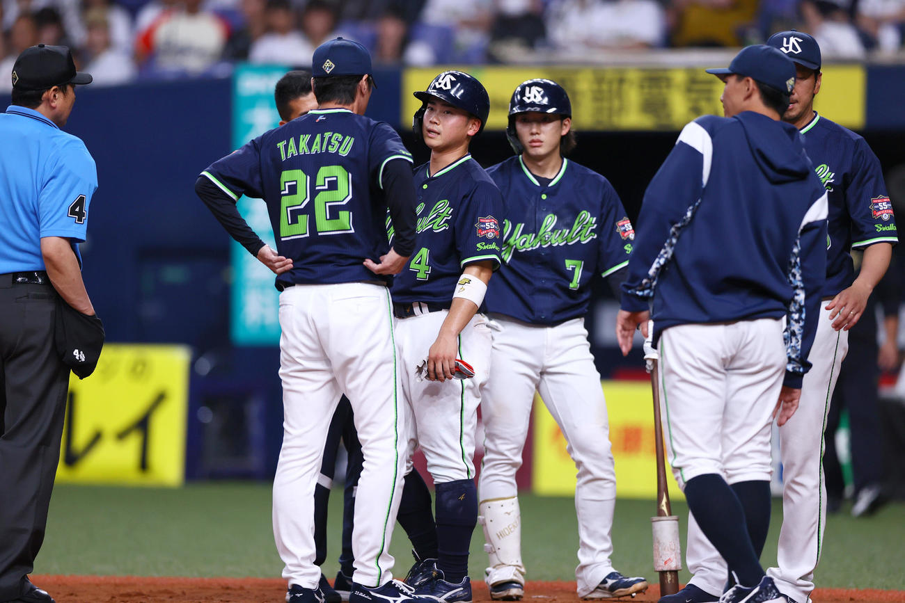 14日のオリックス戦で死球を受けるも、一塁へ向かう丸山和