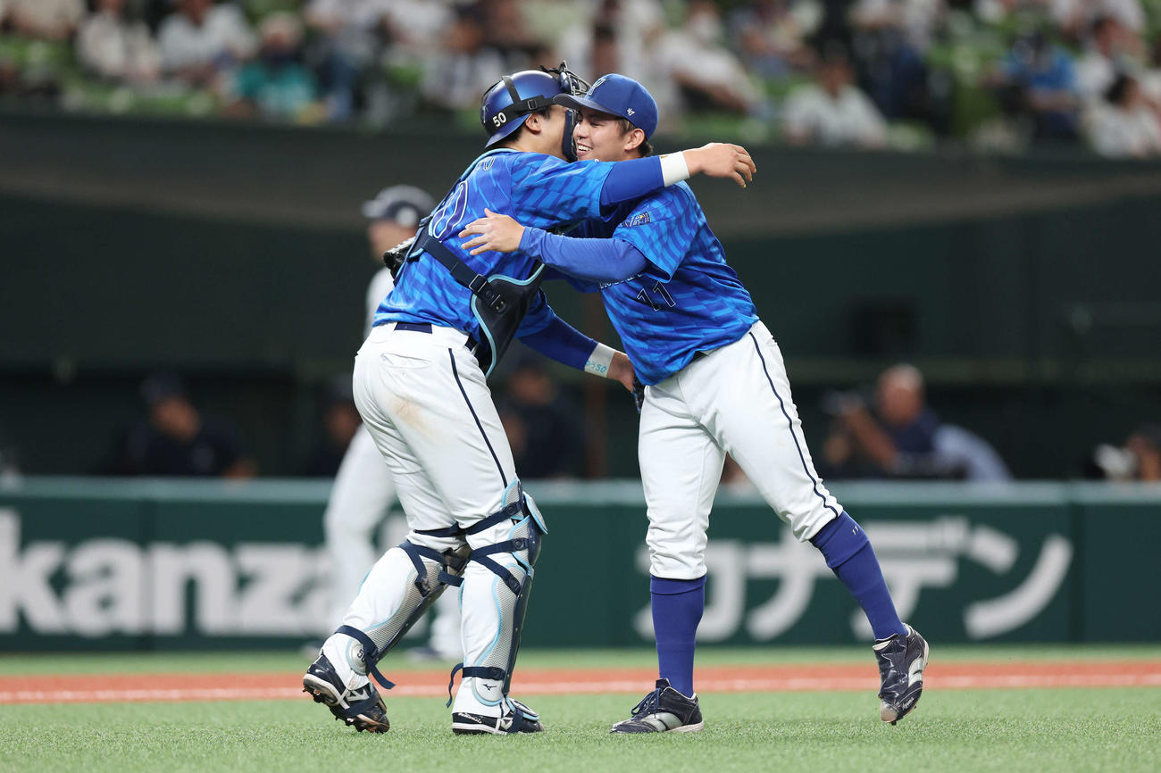 西武対DeNA　完封勝利しDeNA山本（左）とハグする東（撮影・宮地輝）