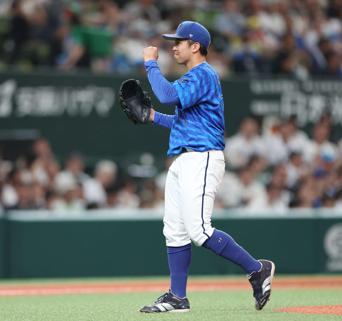 西武対DeNA　完封勝利しガッツポーズするDeNA東（撮影・宮地輝）