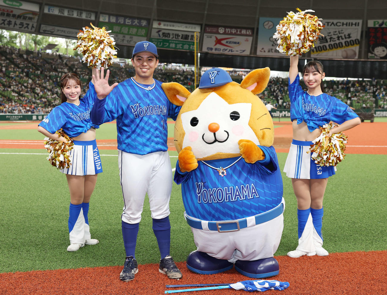 西武対DeNA 5勝目を挙げDB．スターマンとdianaと記念撮影するDeNA東（撮影・宮地輝）
