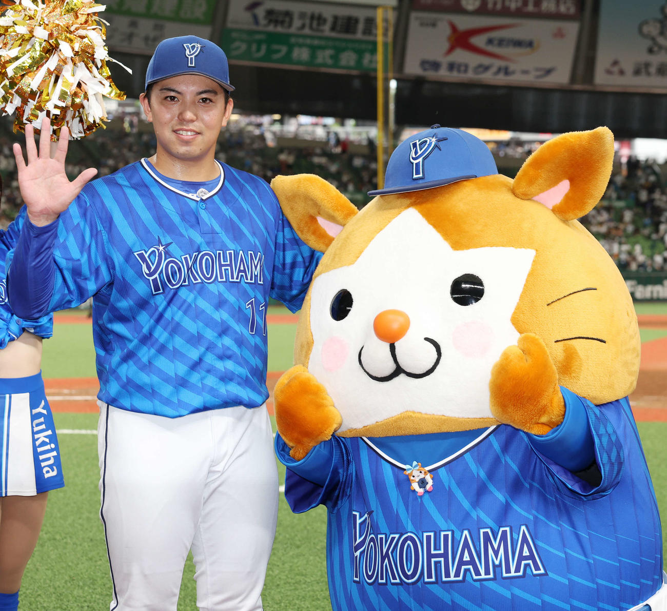 西武対DeNA 5勝目を挙げDB．スターマンと記念撮影するDeNA東（撮影・宮地輝）