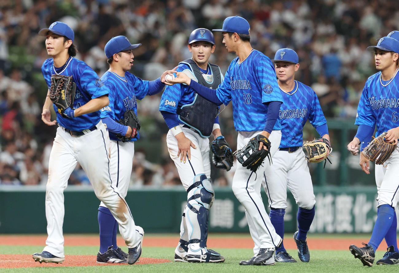 西武対DeNA　勝利球をDeNA梶原（中央）から受け取る東（左から2人目）（撮影・宮地輝）