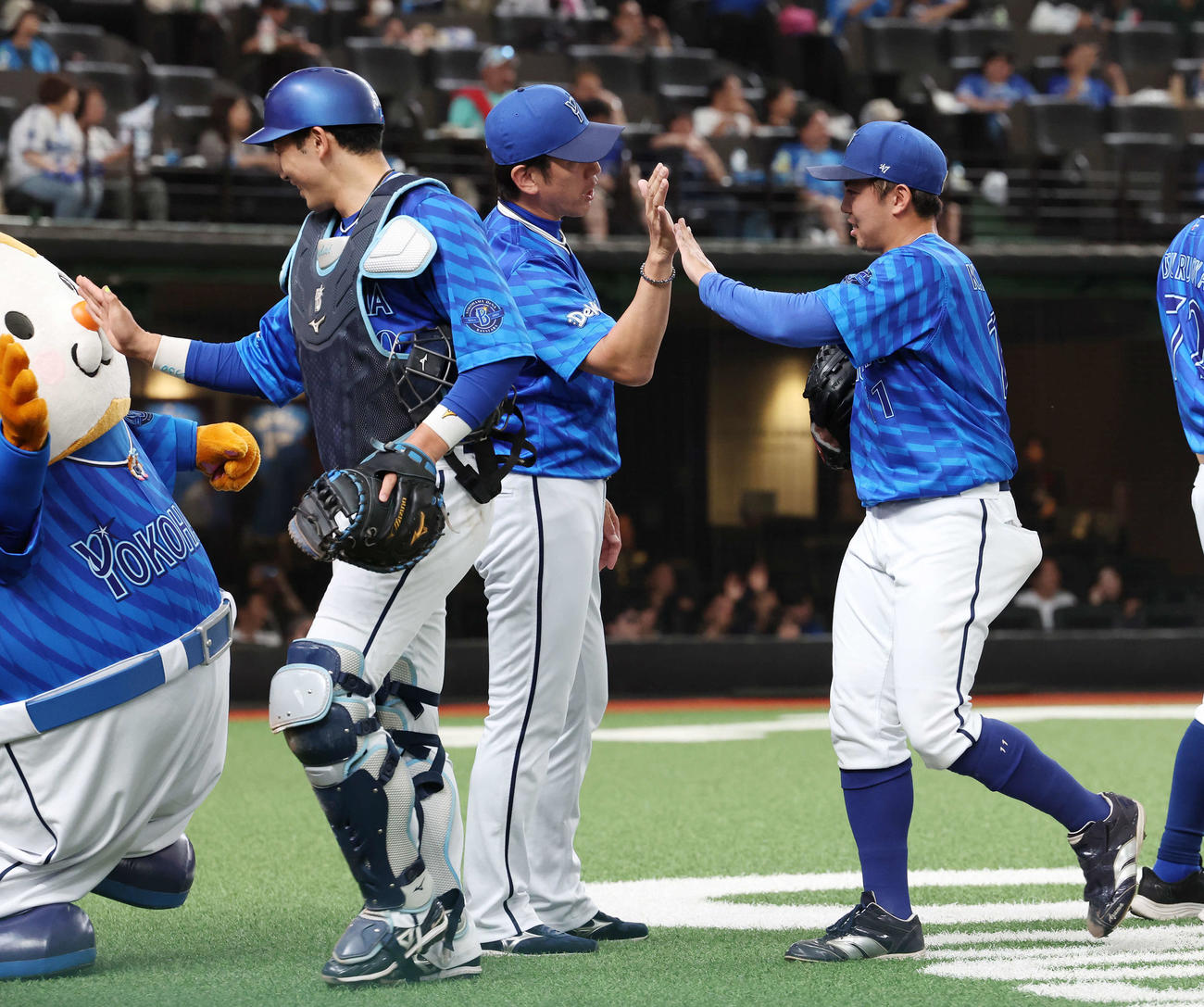 西武対DeNA DeNA三浦監督（中央）と勝利のタッチを交わす東。左は山本（撮影・宮地輝）