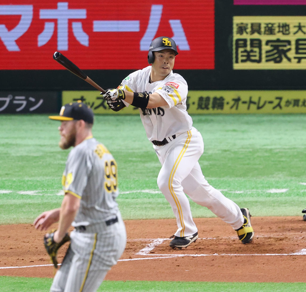 ソフトバンク対阪神　1回裏ソフトバンク2死に、三塁、近藤は左中間に先制となる3点本塁打を放つ（撮影・梅根麻紀）