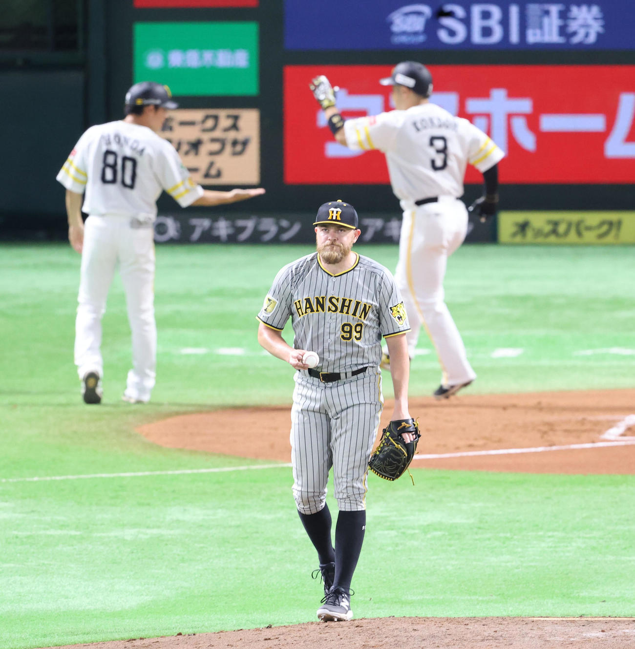 ソフトバンク対阪神　1回裏ソフトバンク2死に、三塁、近藤に先制となる左中間3点本塁打を浴びたビーズリー（撮影・梅根麻紀）