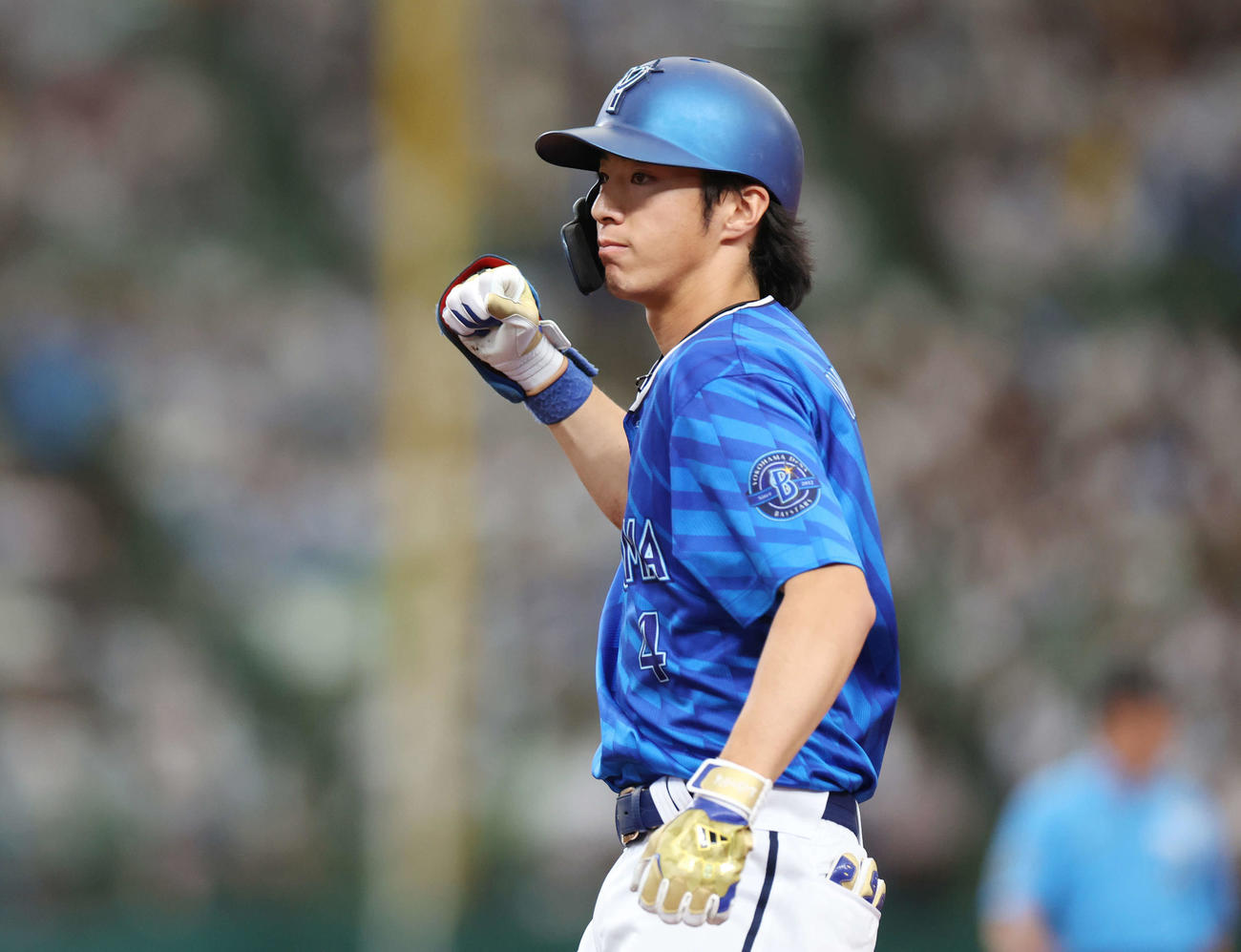 西武対DeNA 5回表DeNA1死三塁、中前適時打を放ちガッツポーズする度会（撮影・宮地輝）