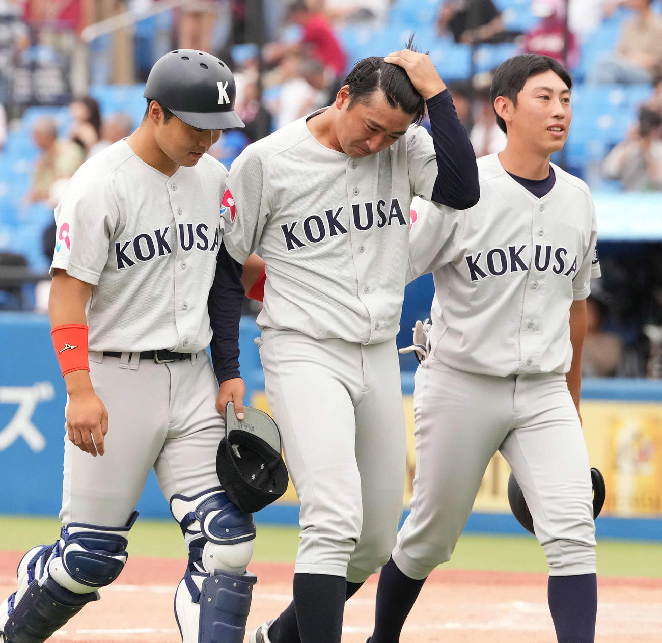 早大対東日本国際大　延長10回タイブレークの末に準決勝で敗れた東日本国際大2番手の藤井（中央）は悔し涙を流しながらベンチへ引き揚げる（撮影・小沢裕）
