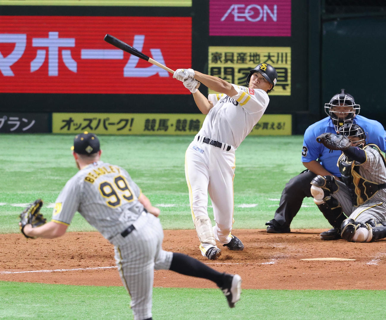 ソフトバンク対阪神　5回裏ソフトバンク無死、笹川は右越えに本塁打を放つ（撮影・梅根麻紀）
