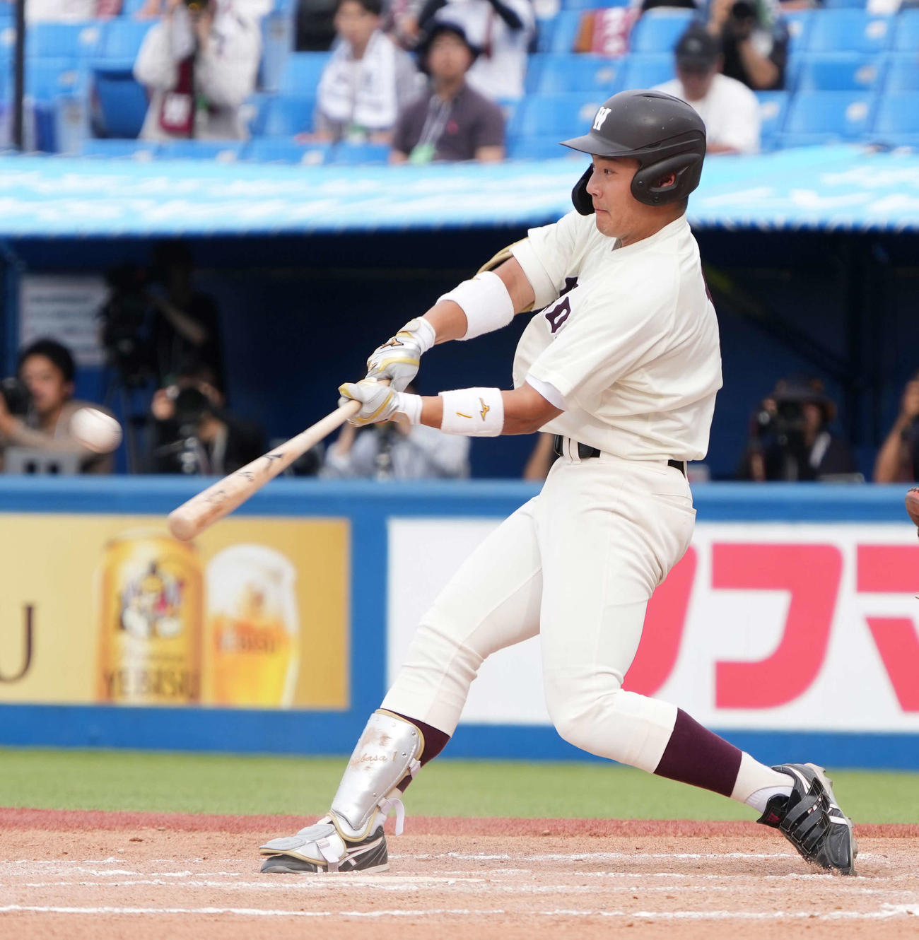 早大対東日本国際大　6回表早大2死一、二塁、吉納は右越えに逆転3点本塁打を放つ（撮影・小沢裕）