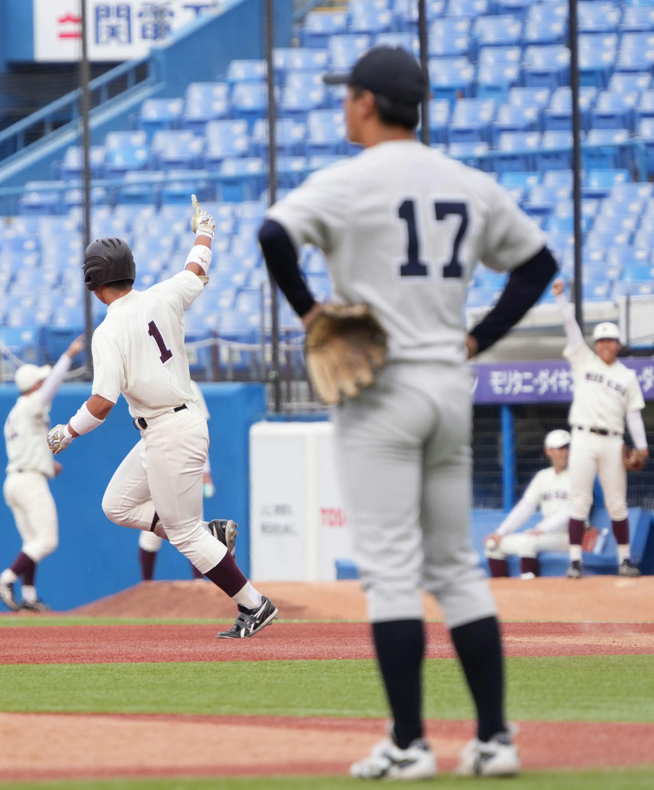 早大対東日本国際大　6回表早大2死一、二塁、吉納は右越えに逆転3点本塁打を放つ。右は東日本国際大2番手で登板した藤井（撮影・小沢裕）