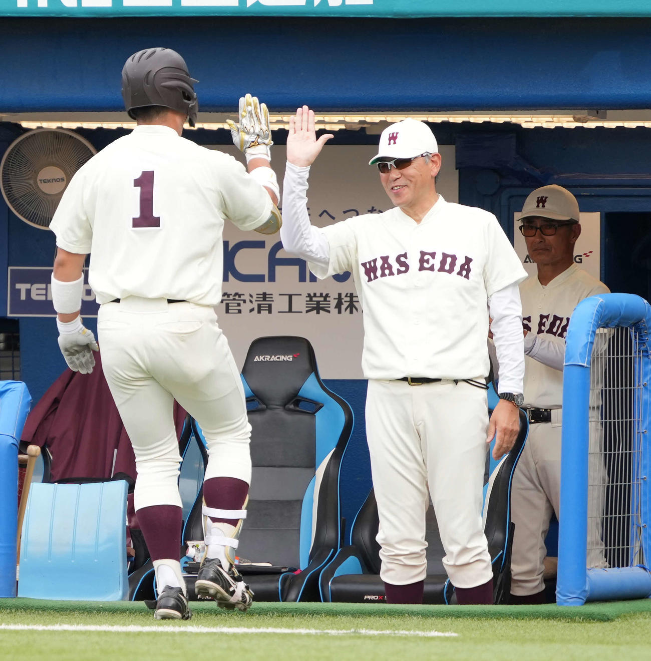早大対東日本国際大　6回表早大2死一、二塁、吉納（左）は右越えに逆転3点本塁打を放ち小宮山監督の祝福を受ける（撮影・小沢裕）