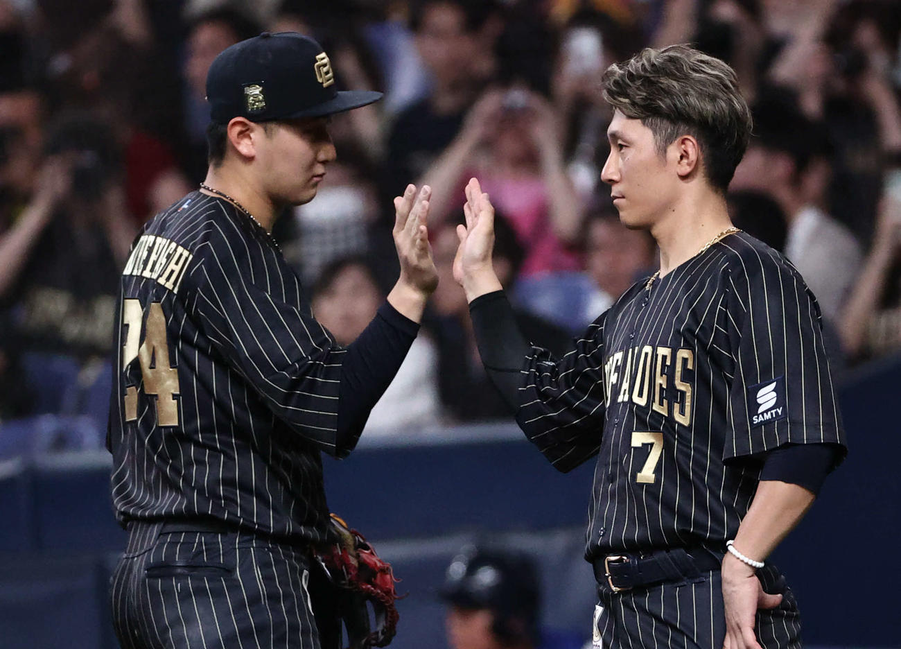 オリックス対ヤクルト　決勝本塁打のオリックス西川（右）は紅林を出迎える（撮影・西尾就之）