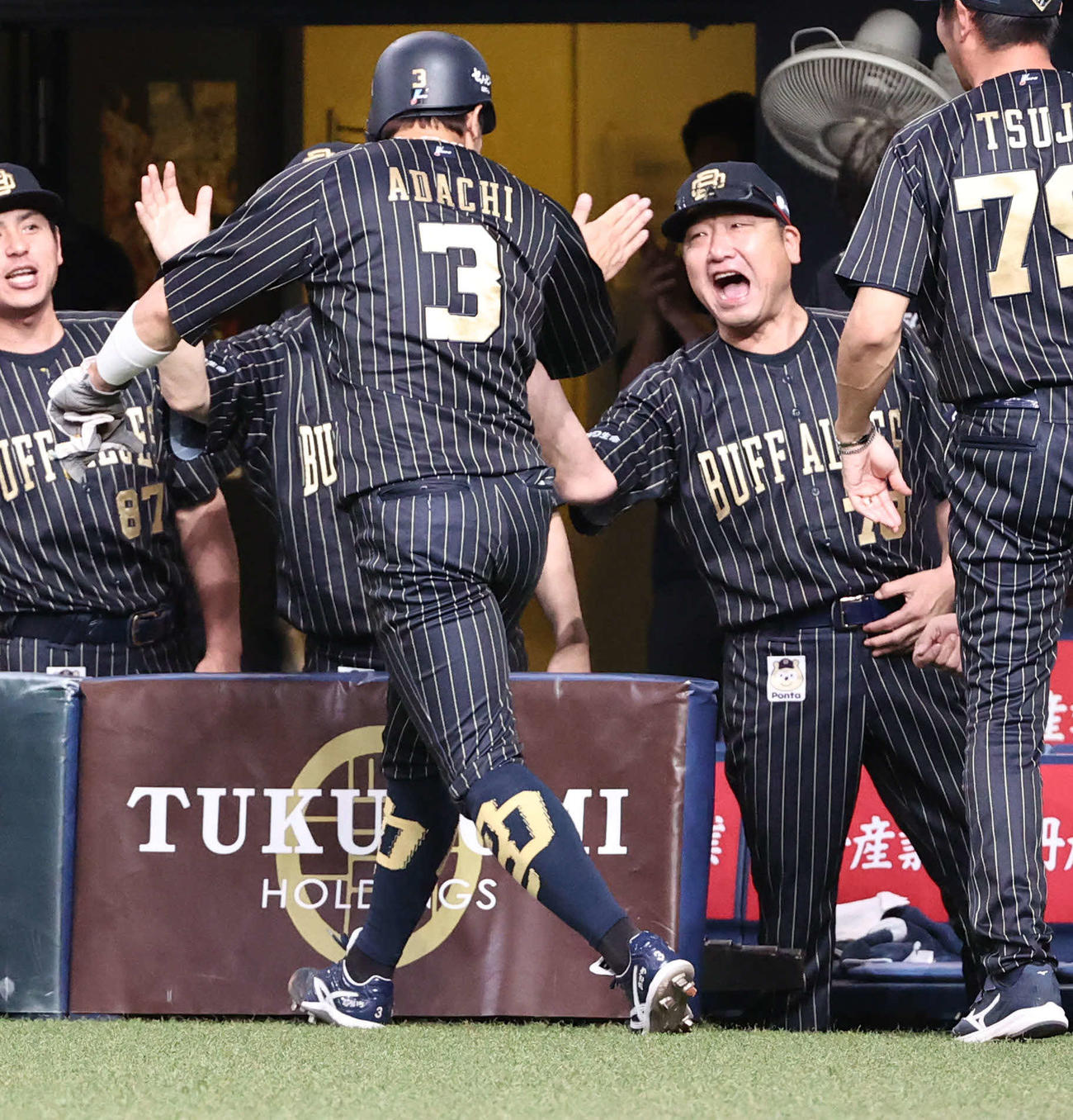 オリックス対ヤクルト　3回裏オリックス1死一、三塁、中嶋監督は西川の本塁打で生還した安達を迎える（撮影・西尾就之）