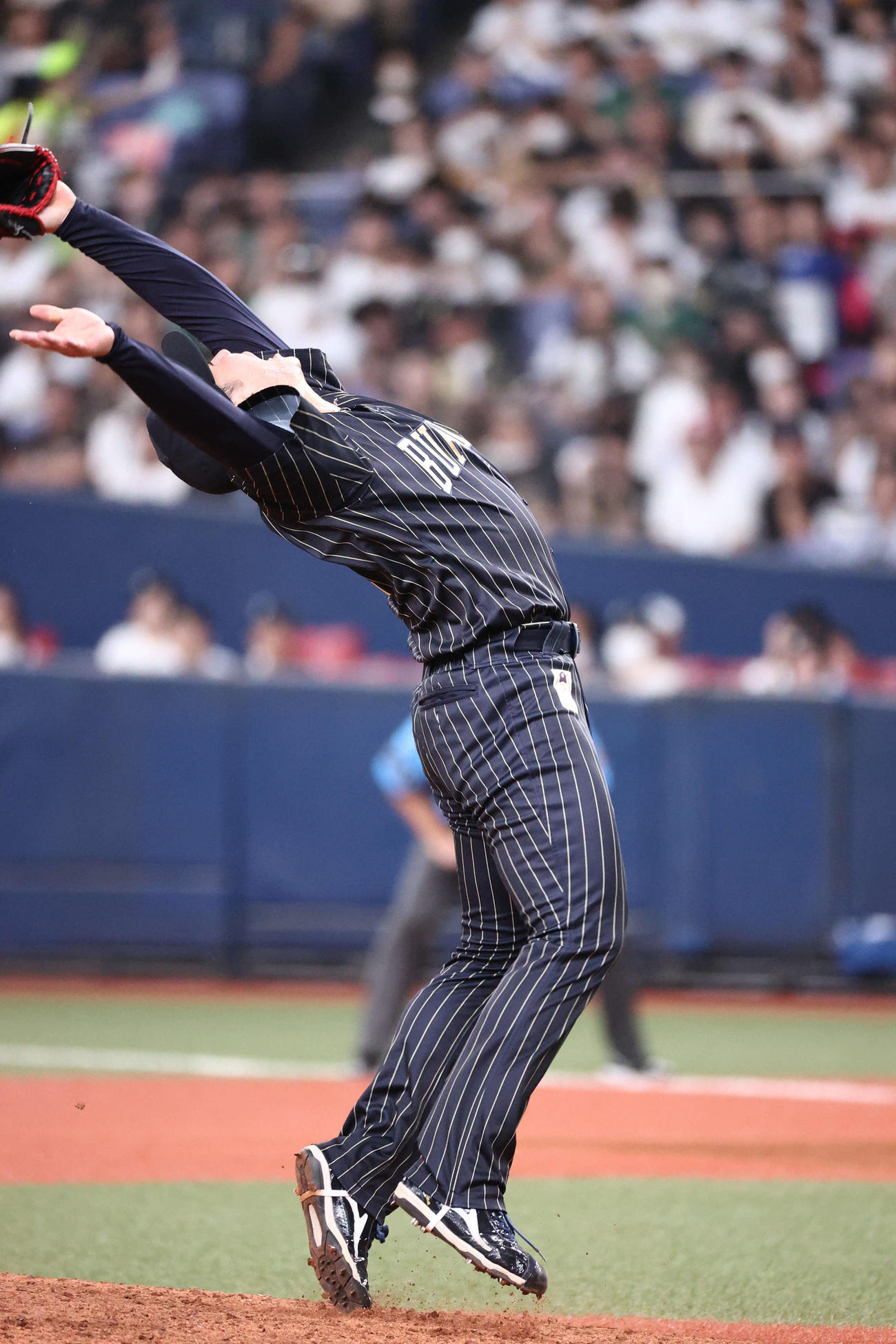 オリックス対ヤクルト　6回表ヤクルト2死一、二塁、古田島は赤羽の中前打にのけぞるように手を出す（撮影・西尾就之）