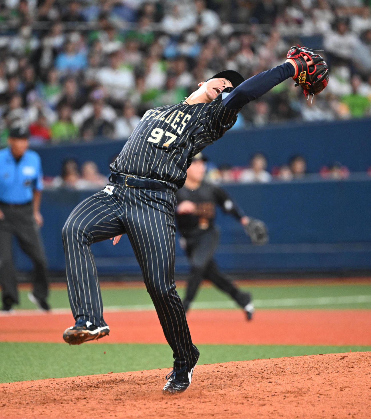 オリックス対ヤクルト　6回表ヤクルト2死一、二塁、赤羽に中前打を浴びる古田島（撮影・和賀正仁）