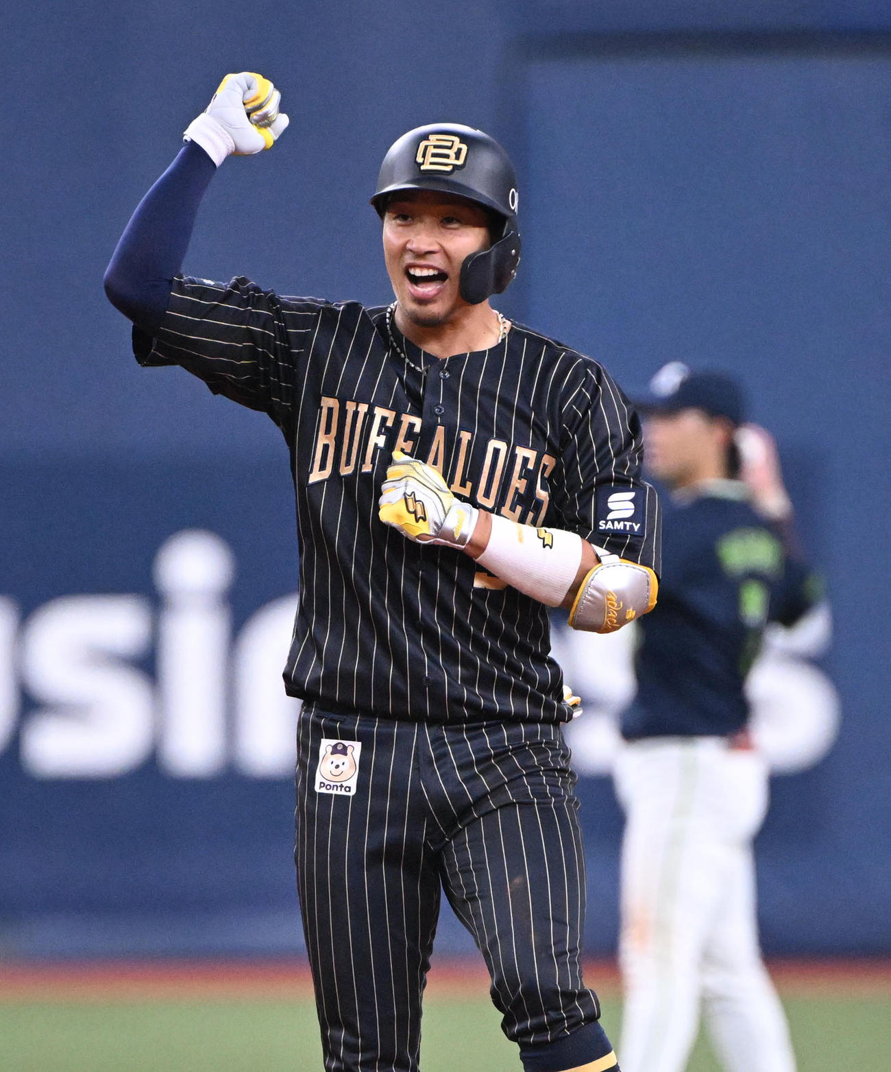 オリックス対ヤクルト　4回裏オリックス2死二塁、中越え適時二塁打を放ちガッツポーズする安達（撮影・和賀正仁）