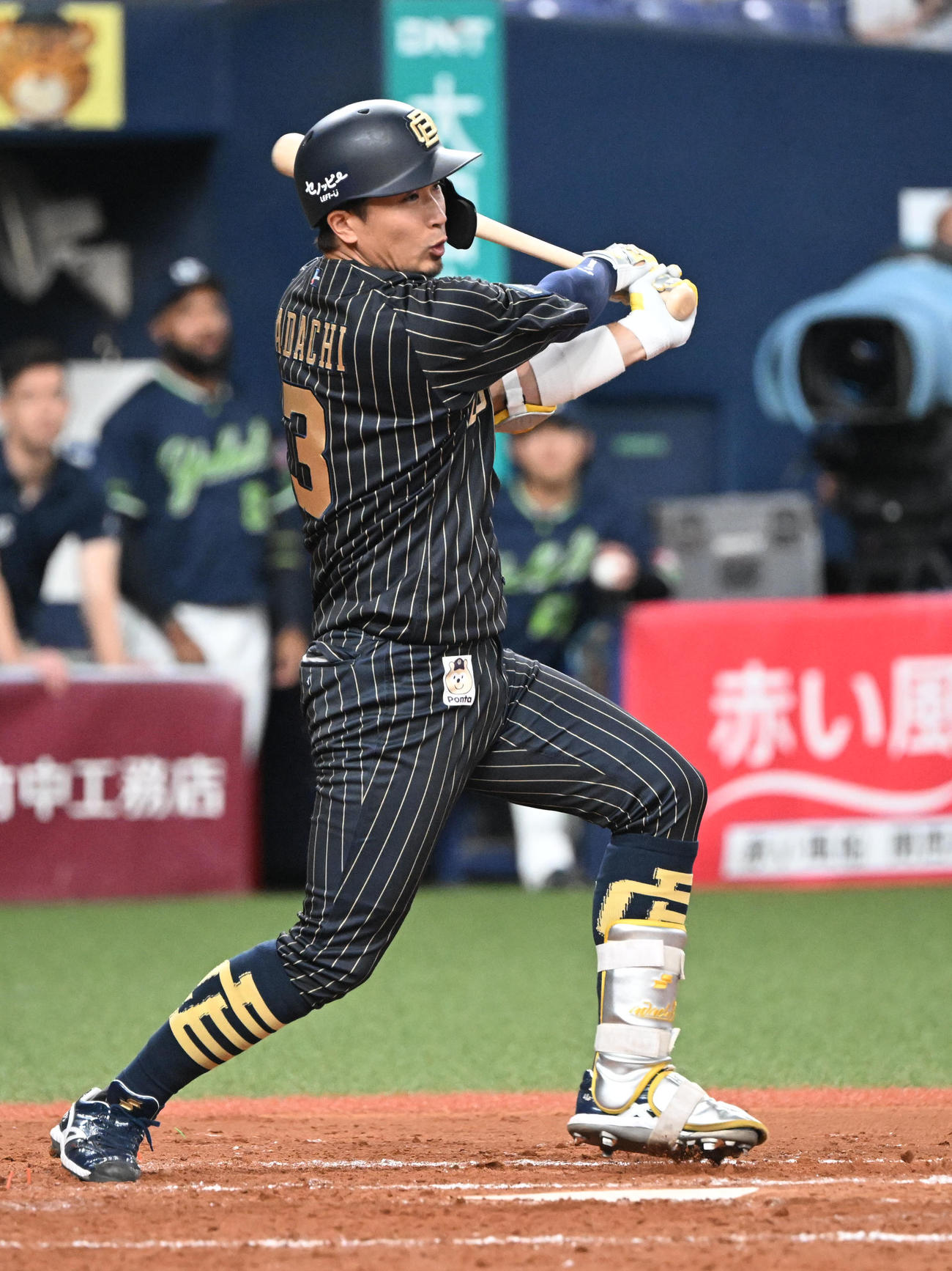 オリックス対ヤクルト　3回裏オリックス1死二塁、右前打を放つ安達（撮影・和賀正仁）