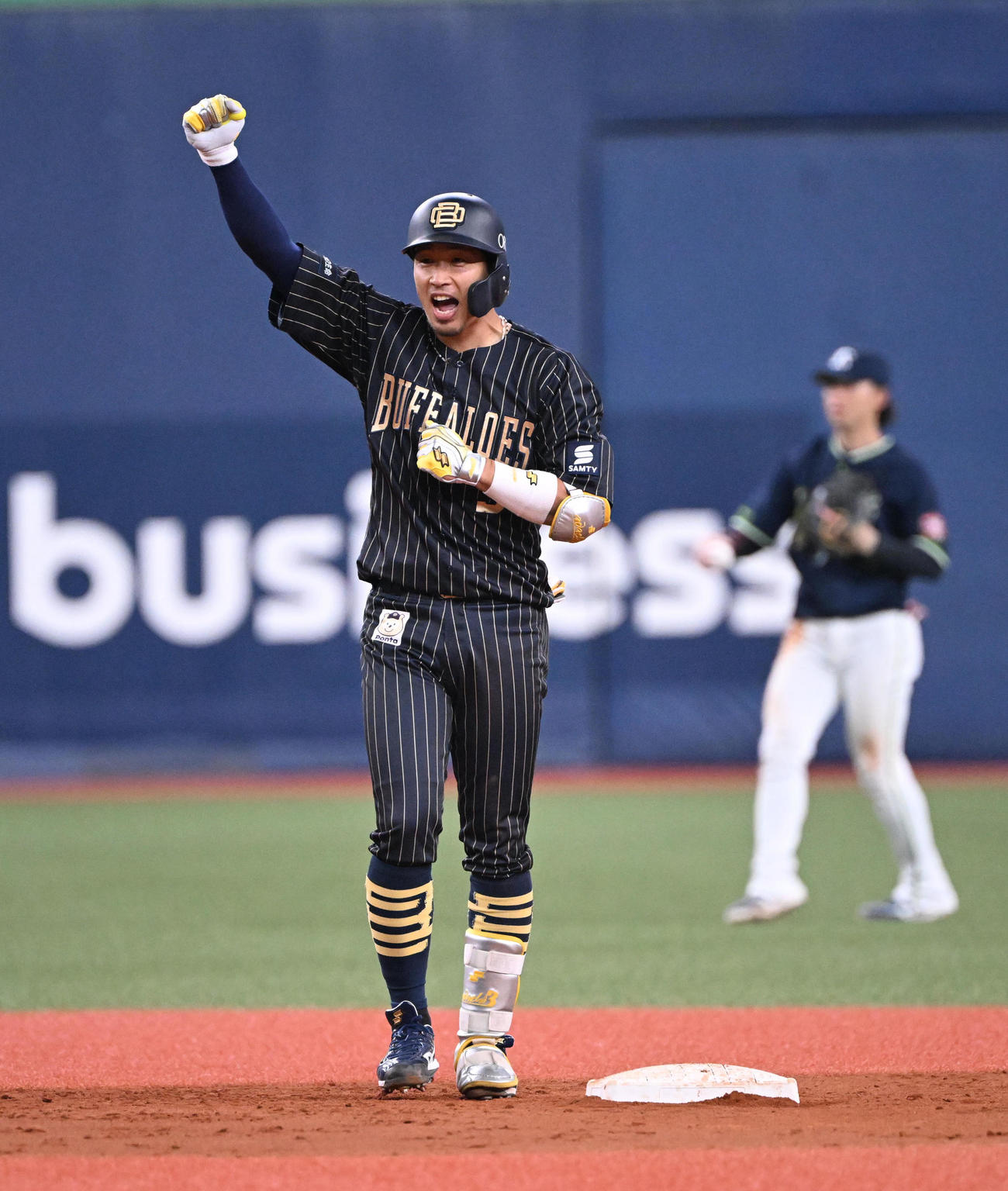 オリックス対ヤクルト　4回裏オリックス2死二塁、中越え適時二塁打を放ちガッツポーズする安達（撮影・和賀正仁）