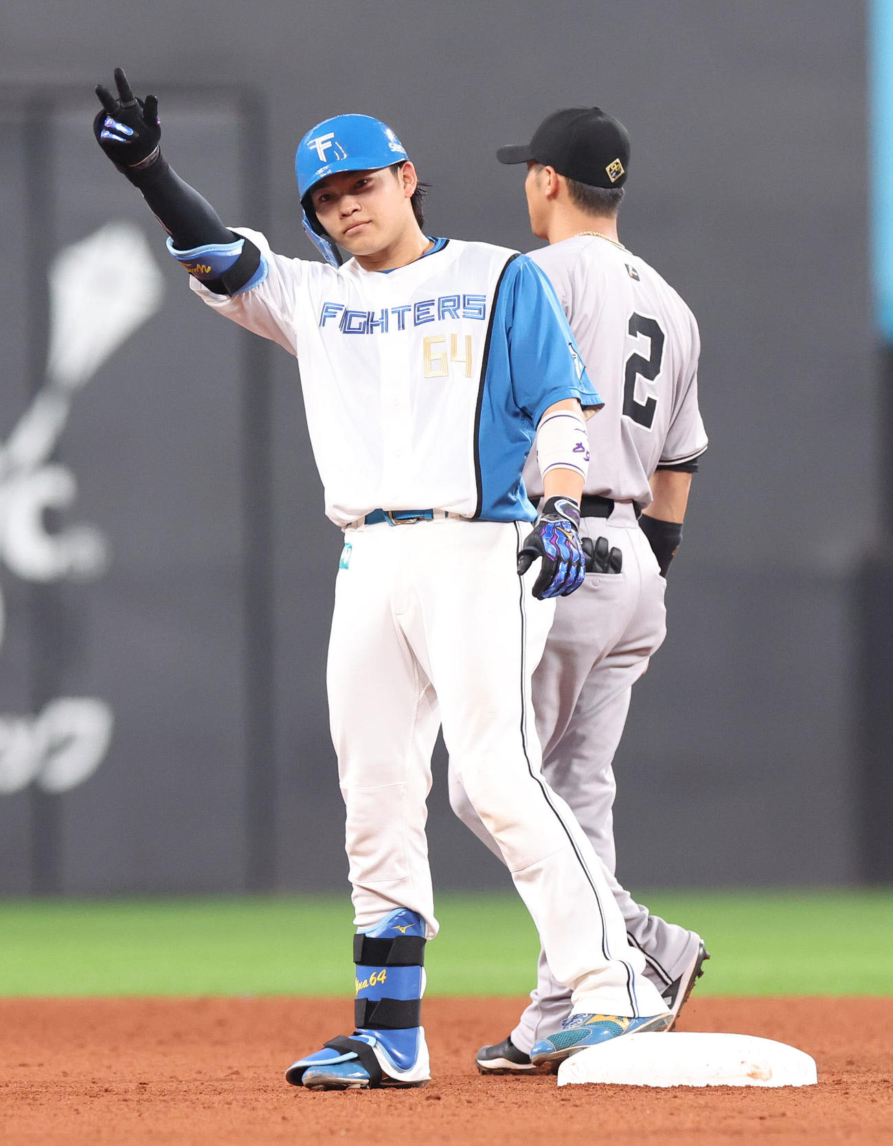 日本ハム対巨人　5回裏日本ハム無死、田宮は二塁打を放ちポーズをとる（撮影・佐藤翔太）
