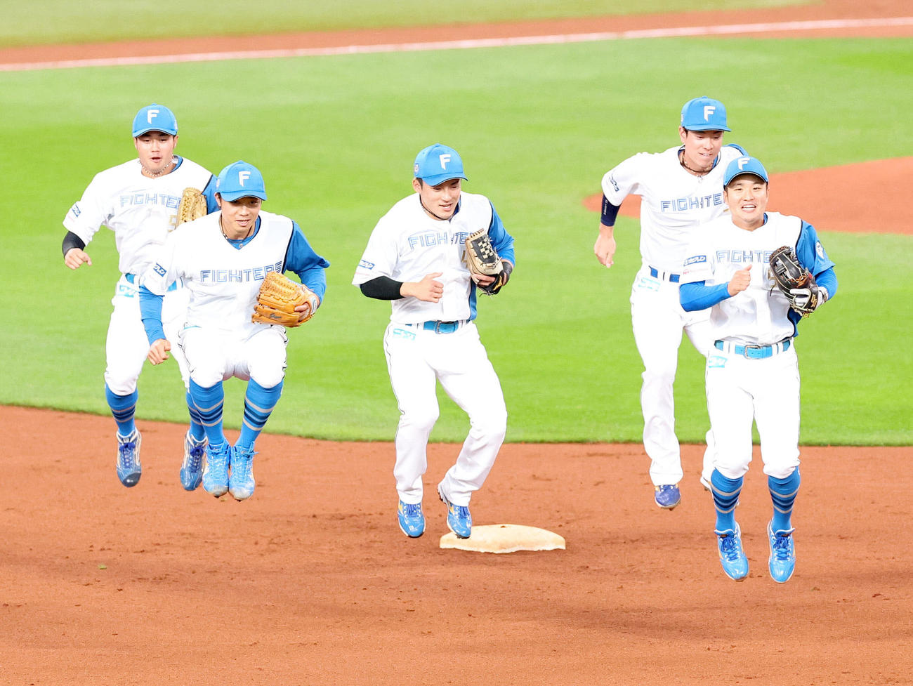 日本ハム対巨人　試合前、日本ハム中島（左手前）のルーティンを真似る左から細川、水野、松本剛、奈良間（撮影・佐藤翔太）