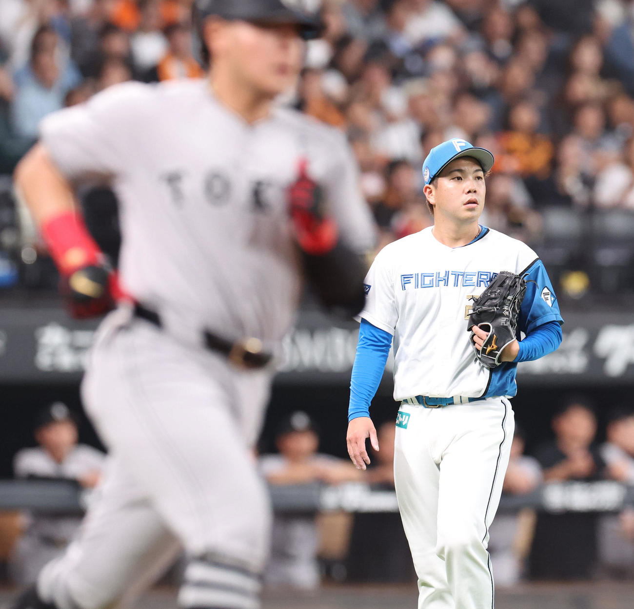 日本ハム対巨人　1回表巨人2死一塁、岡本和（左手前）を右飛に仕留める金村（撮影・佐藤翔太）