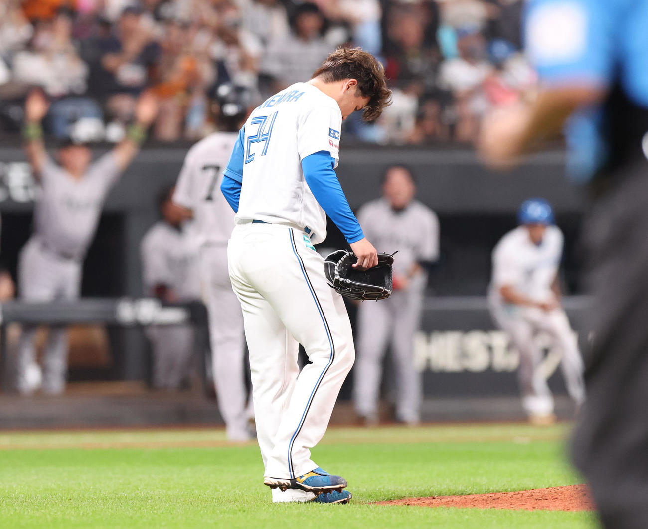 日本ハム対巨人　9回表巨人無死一塁、岡本和に左越え2点本塁打を浴びる金村（撮影・佐藤翔太）