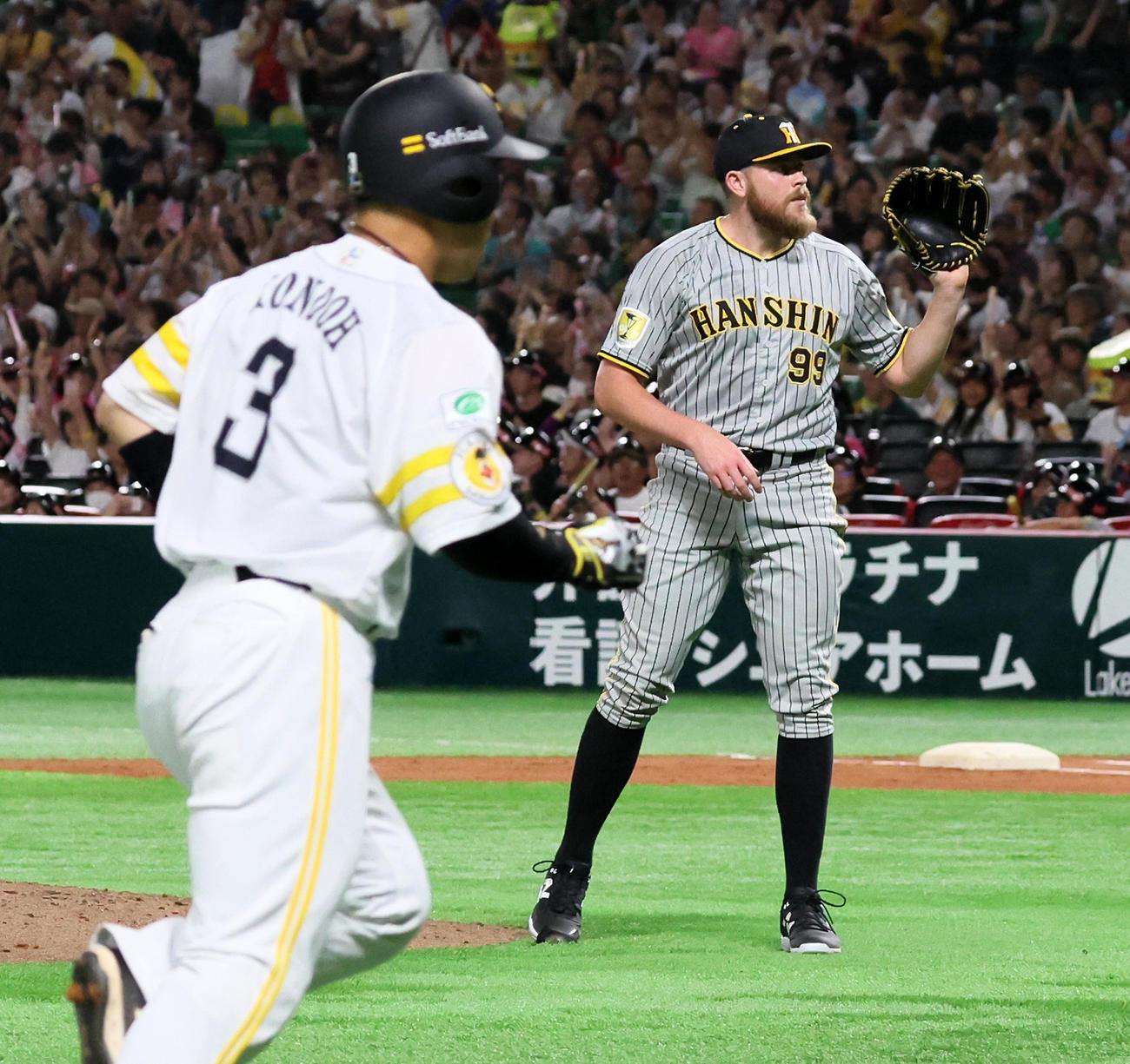 ソフトバンク対阪神　1回裏ソフトバンク2死二、三塁、ビーズリー近藤に左越え3点本塁打を浴びる（撮影・加藤哉）