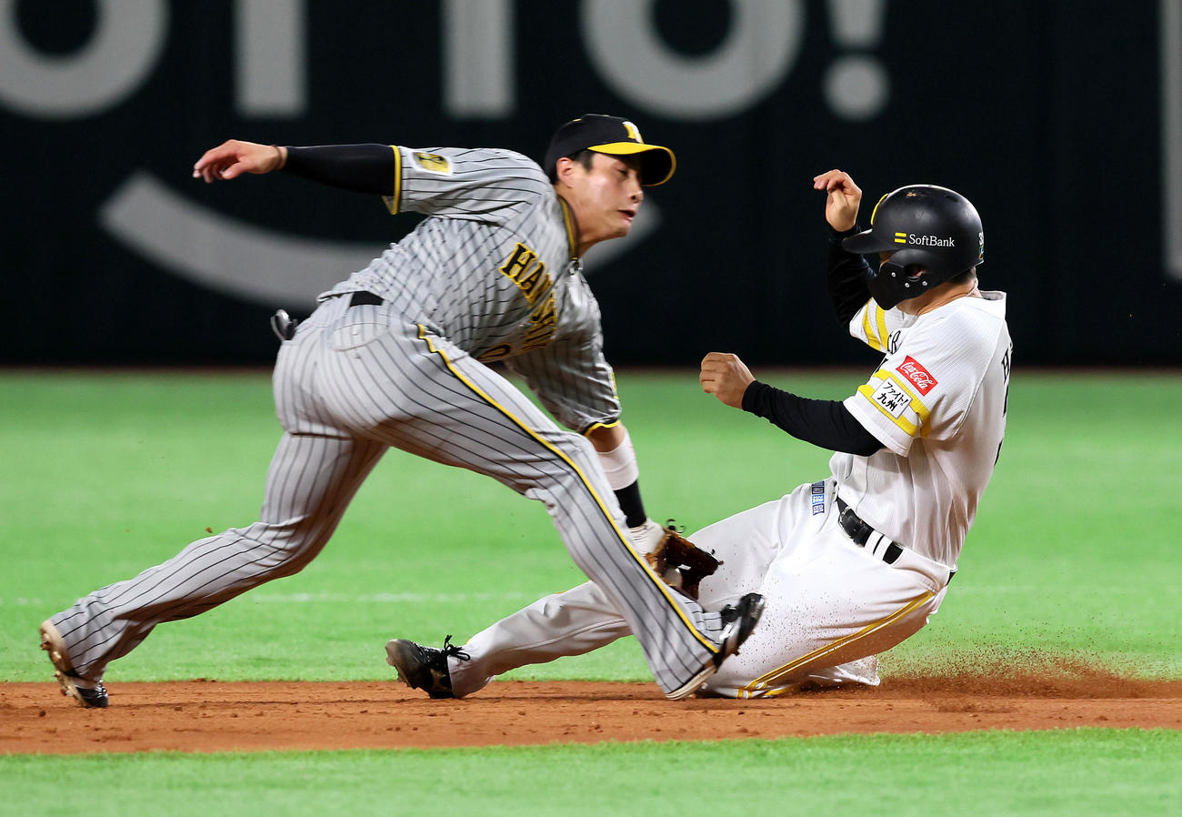 ソフトバンク対阪神　2回裏ソフトバンク2死一塁、一塁走者広瀬は打者周東の時、二塁盗塁失敗。野手は木浪（撮影・加藤哉）