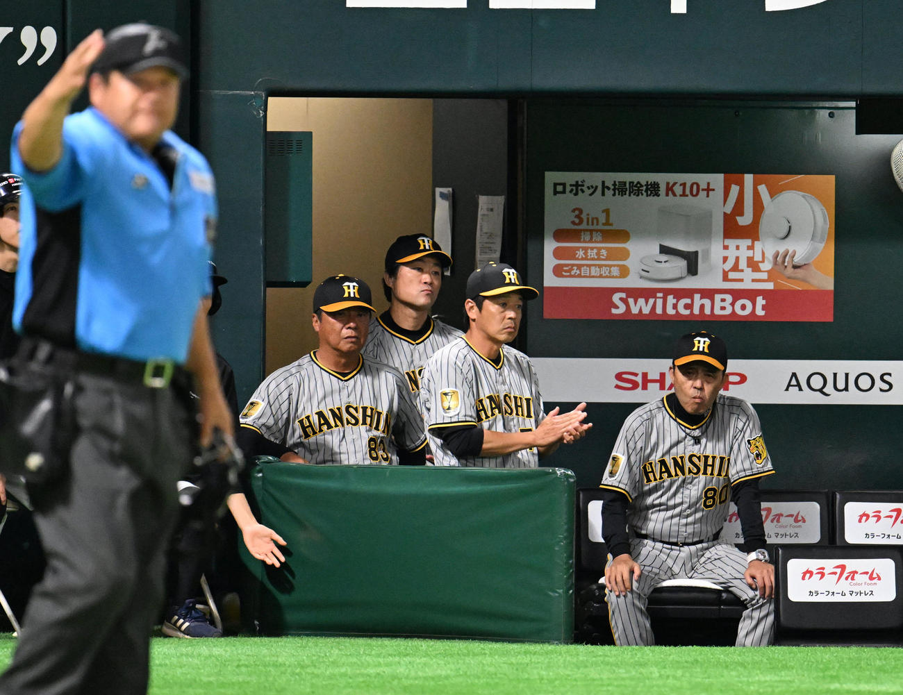 ソフトバンク対阪神　2回裏ソフトバンク2死一塁、岡田監督はリクエスト成功（撮影・林敢治）