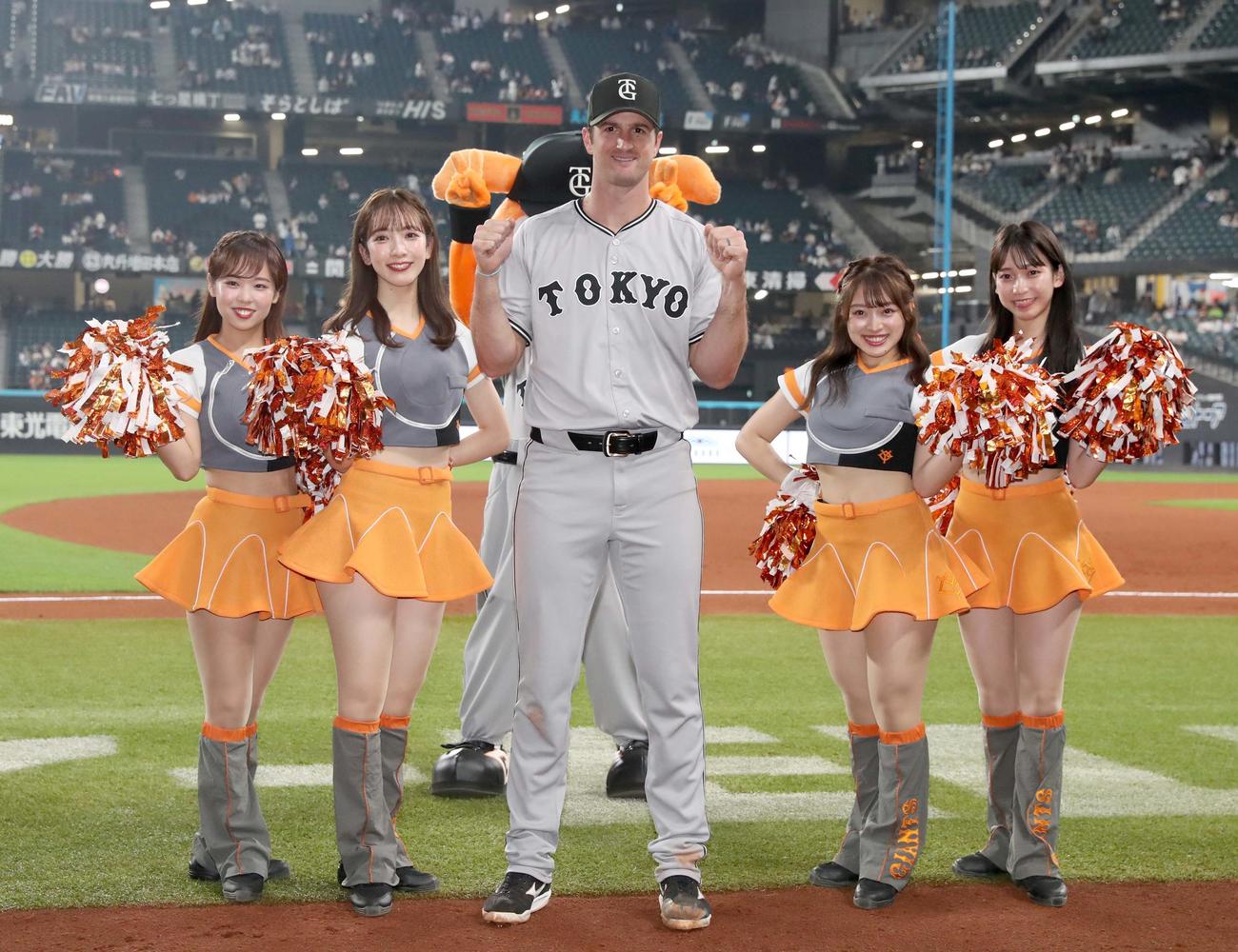 日本ハム対巨人　2勝目を挙げ笑顔でガッツポーズのグリフィン（撮影・黒川智章）