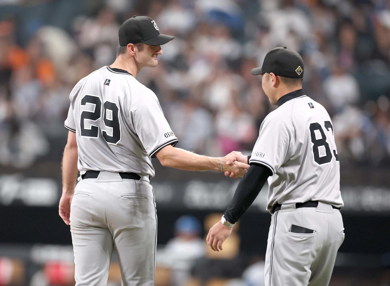 日本ハム対巨人　試合後、阿部監督と握手するグリフィン（撮影・黒川智章）