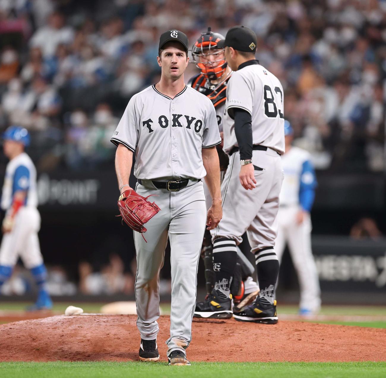 日本ハム対巨人　9回裏日本ハム2死一、二塁で降板するグリフィン（撮影・黒川智章）