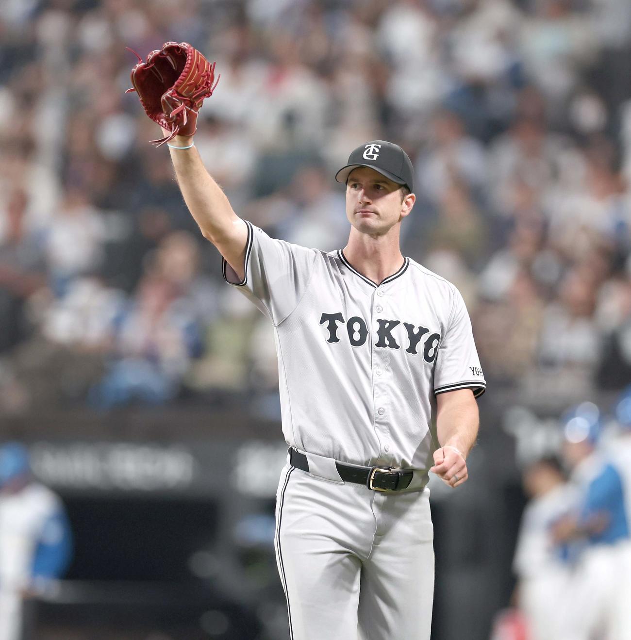 日本ハム対巨人　6回裏、無失点に抑えグラブを掲げるグリフィン（撮影・黒川智章）