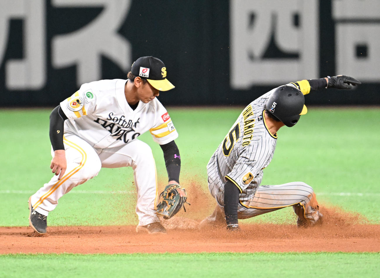 ソフトバンク対阪神　1回表阪神無死一塁、打者中野のとき近本は盗塁成功（撮影・林敢治）
