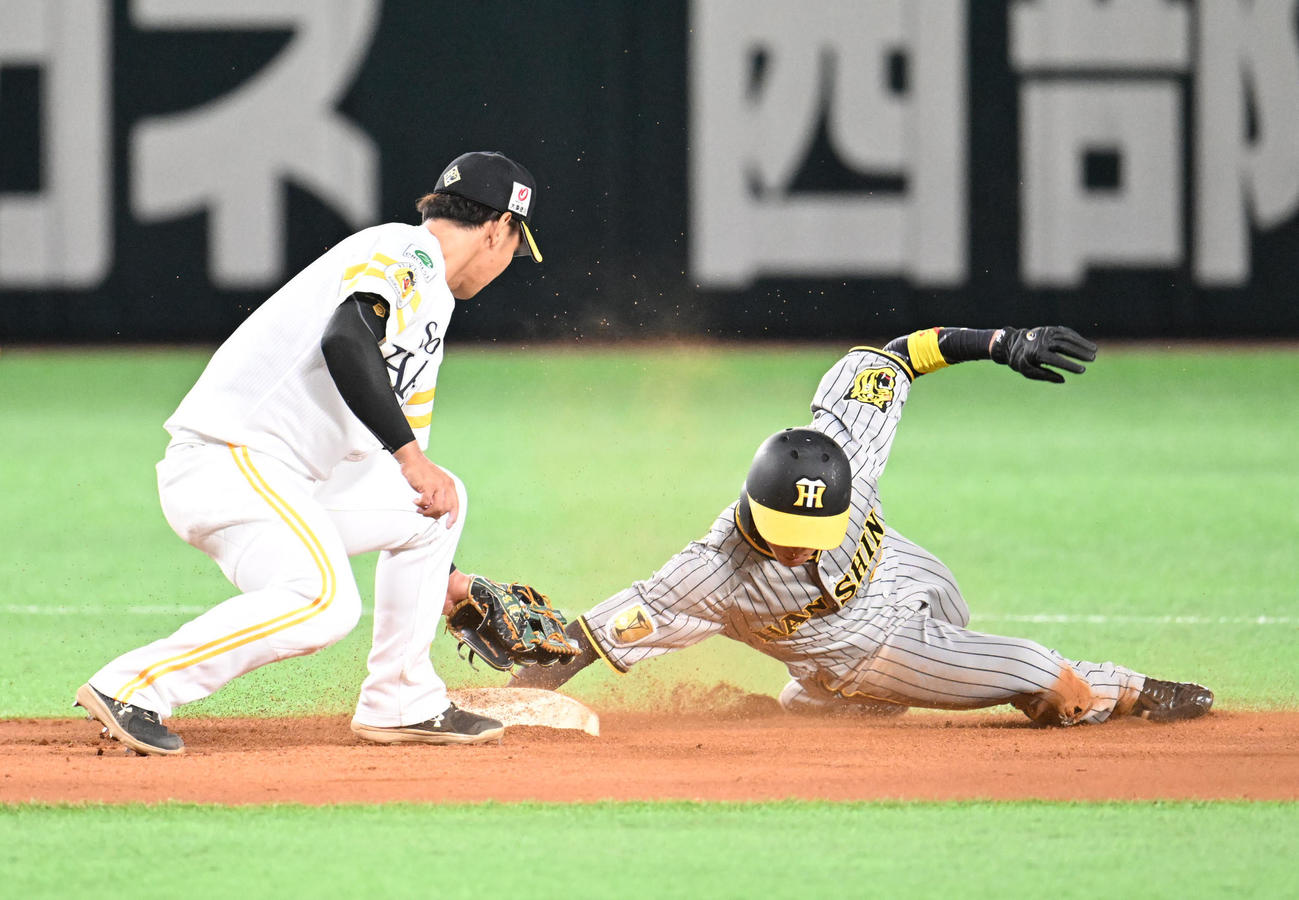 ソフトバンク対阪神　1回表阪神無死一塁、打者中野のとき近本は二塁盗塁に成功（撮影・林敢治）