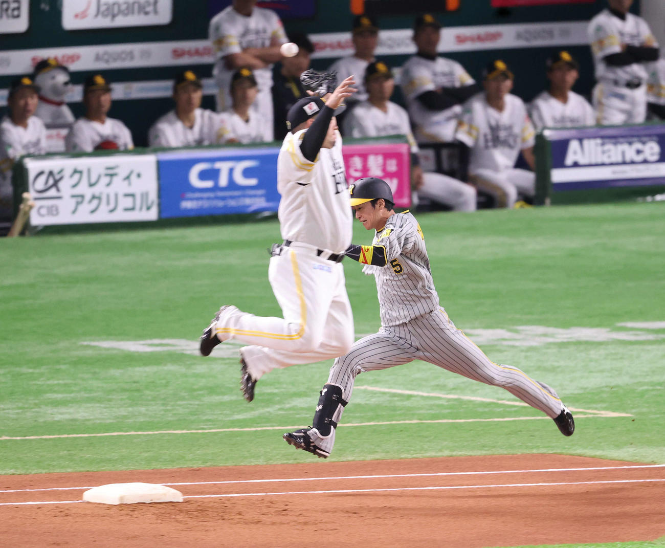 ソフトバンク対阪神　1回表阪神無死、近本は三塁内野安打を放つ（撮影・梅根麻紀）