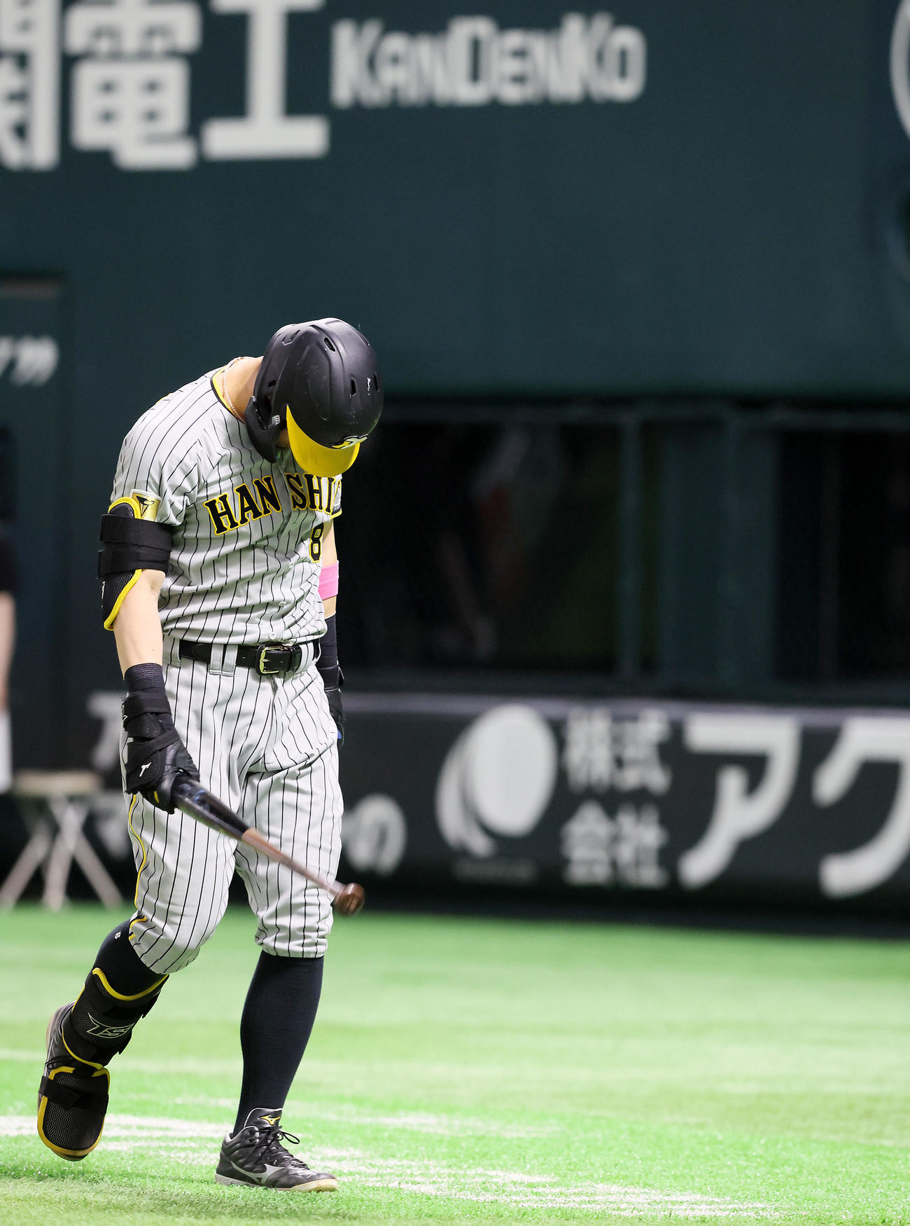 ソフトバンク対阪神　8回表阪神無死一、二塁、佐藤輝は左飛を打ち上げバットを地面に当てるように引き揚げる（撮影・加藤哉）