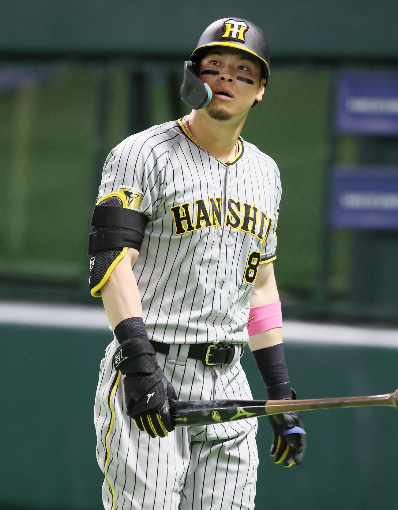 ソフトバンク対阪神　8回表阪神無死一、二塁、佐藤輝は左飛を打ち上げベンチへ引き揚げる（撮影・加藤哉）