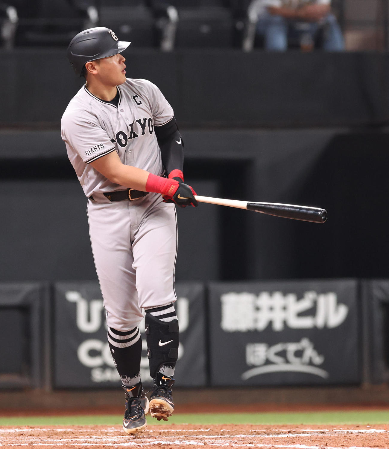 日本ハム対巨人　9回表巨人無死一塁、岡本和は左越え2点本塁打を放つ（撮影・佐藤翔太）