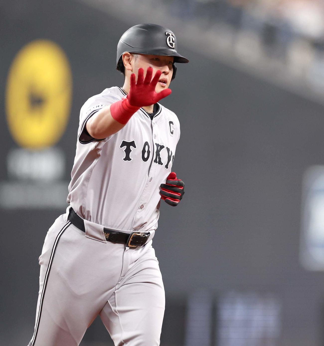 日本ハム対巨人　9回表巨人無死一塁、左越え2点本塁打を放ちベンチに向かってポーズをとる岡本和（撮影・黒川智章）