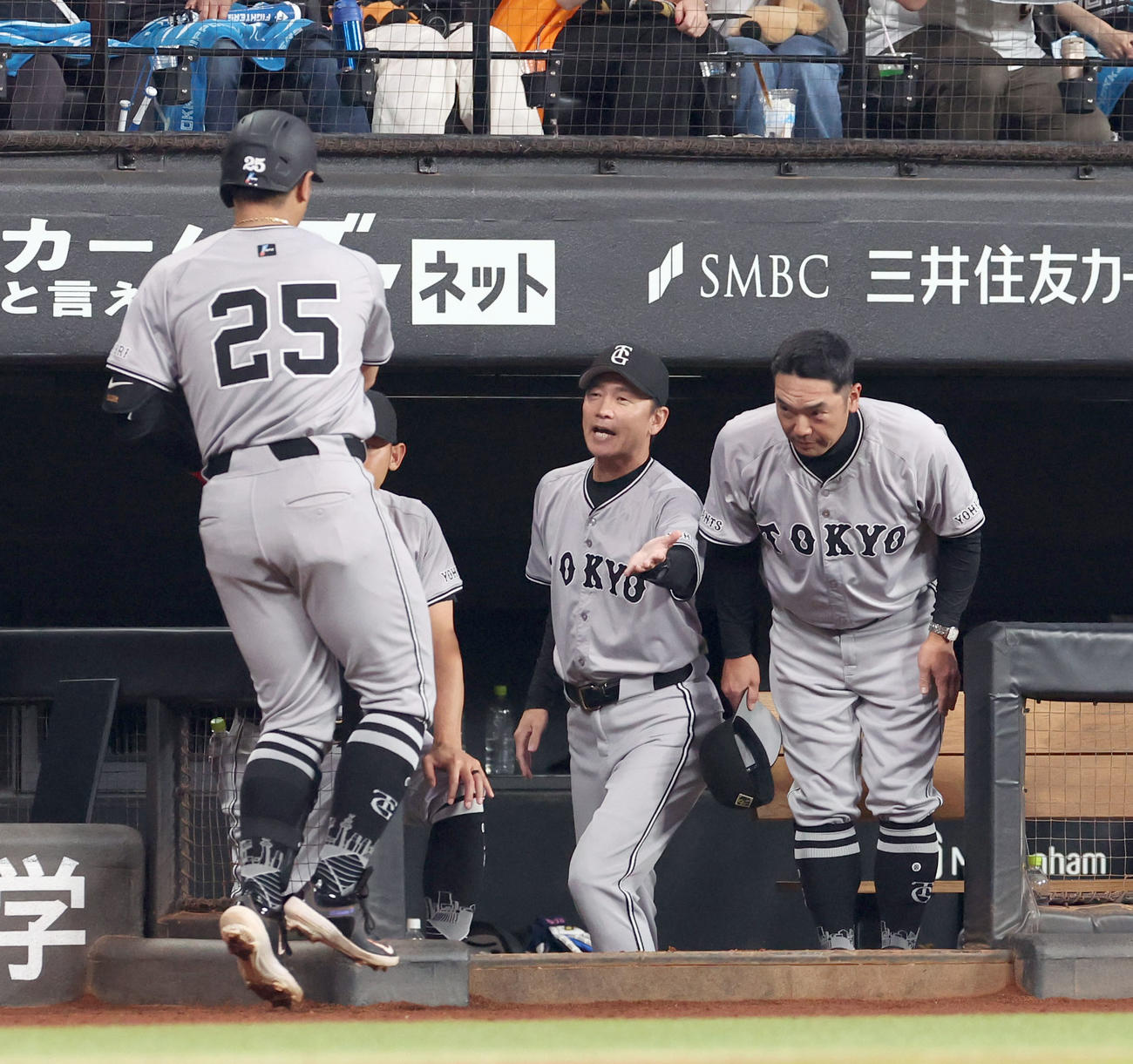 日本ハム対巨人　9回表巨人無死一塁、左越え2点本塁打を放った岡本和（左）をお辞儀で出迎える阿部監督（撮影・佐藤翔太）