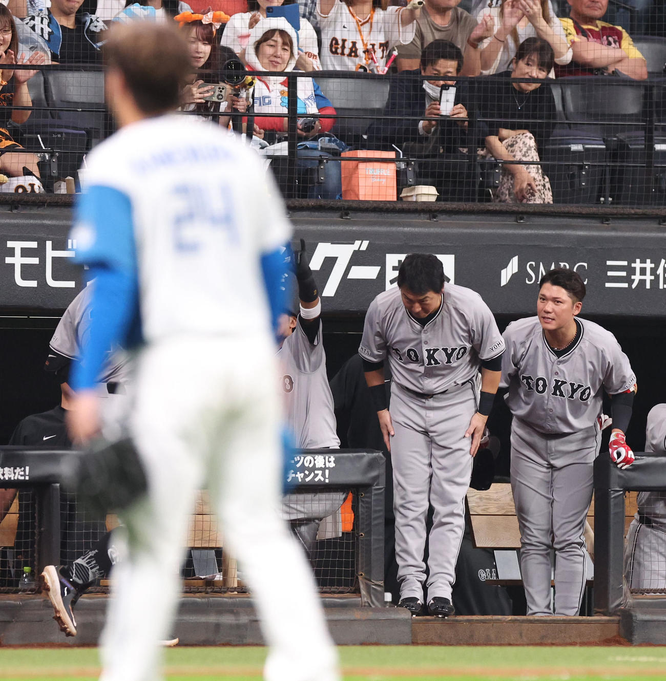 日本ハム対巨人　9回表巨人無死一塁、左越え2点本塁打を放った岡本和をお辞儀で長野と坂本（撮影・佐藤翔太）