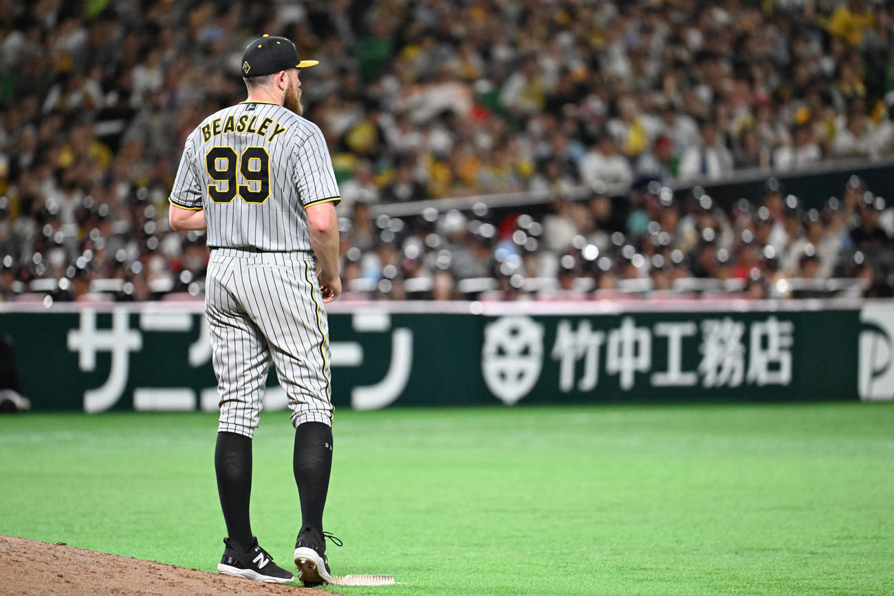 ソフトバンク対阪神　5回裏ソフトバンク1死二塁、途中降板したビーズリー（撮影・林敢治）