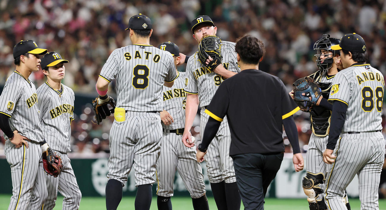 ソフトバンク対阪神　5回裏ソフトバンク1死二塁、打者栗原を迎えたところで降板するビーズリー（撮影・加藤哉）