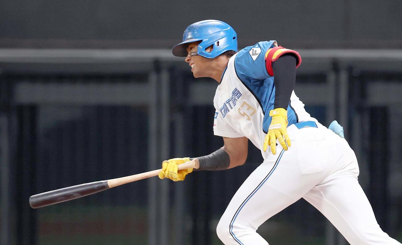 日本ハム対巨人　9回裏日本ハム1死一塁、二ゴロに終わる水谷（撮影・黒川智章）