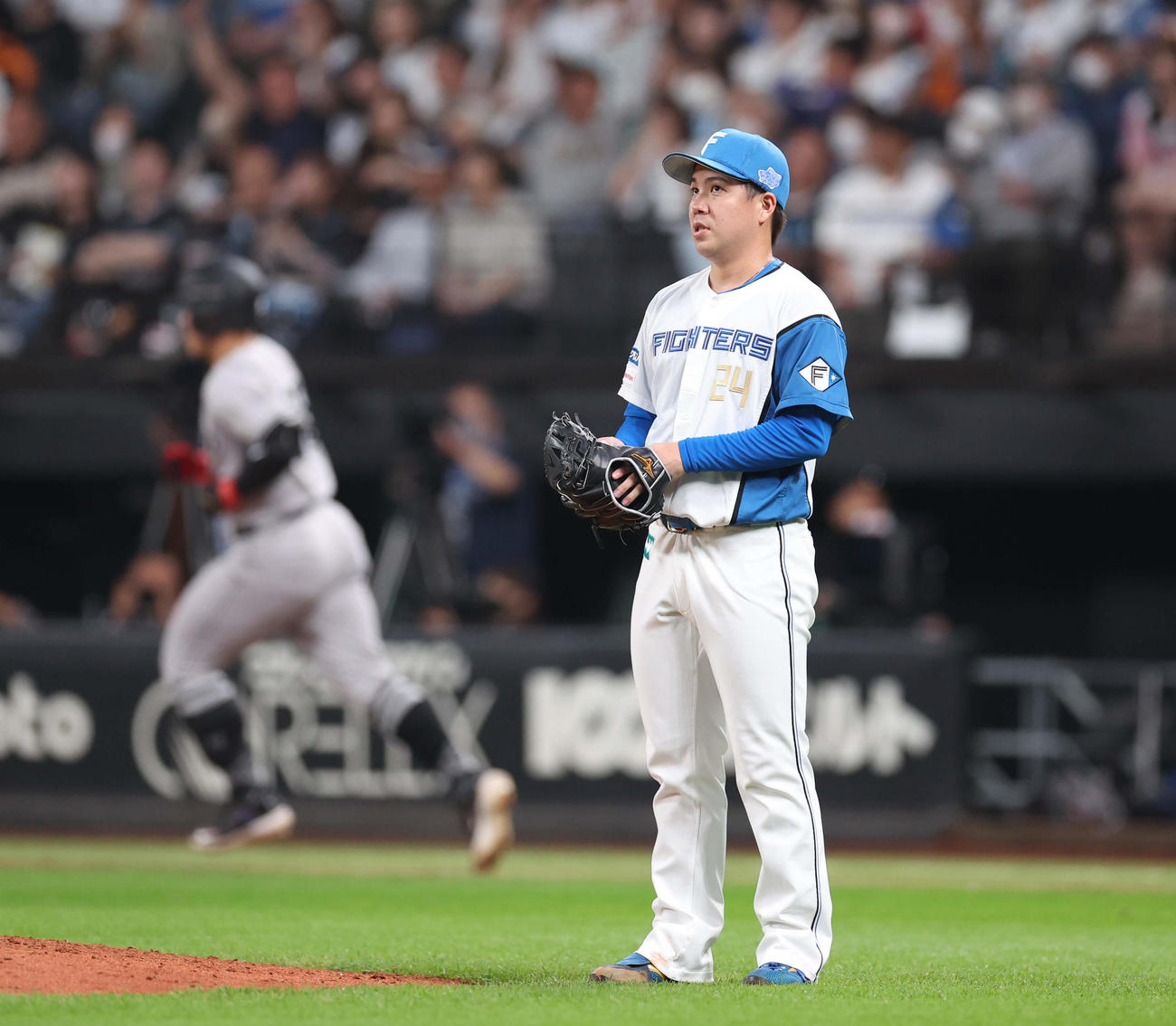 日本ハム対巨人　9回表巨人無死一塁、岡本和に左越え2点本塁打を浴びる金村（撮影・黒川智章）